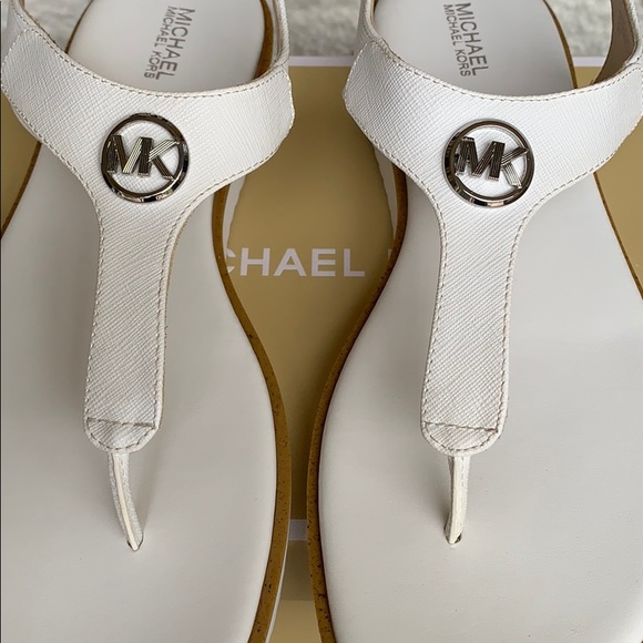 MICHAEL KORS JUDY THONG SAFFIANO PVC OPTIC WHITE - Picture 7 of 16